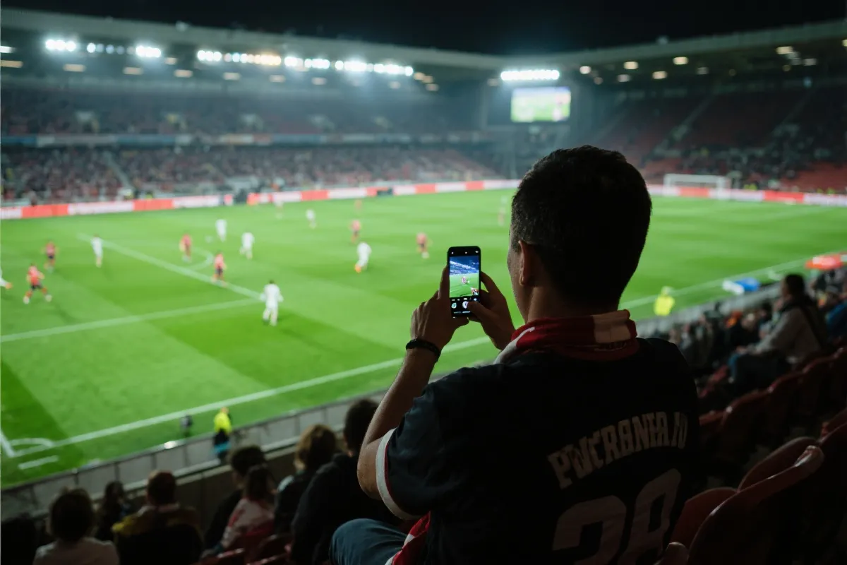 2026世界杯手机摄影实用指南：在球场强背光与高速对抗中，拍出清晰又有氛围的大片